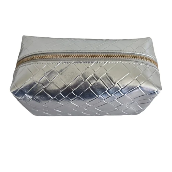 Blush and Crush Metallic Silver Woven Makeup Cosmetic Bag Weekend On The Go - Picture 3 of 5